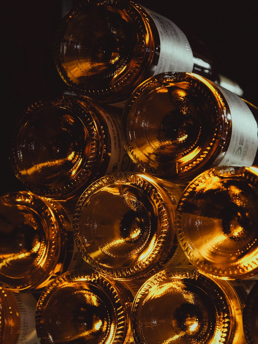 Bouteilles couchées dans la cave