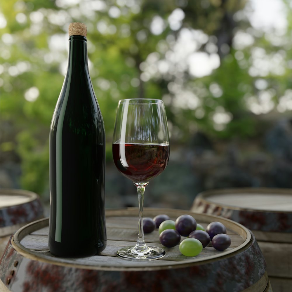 Bouteille et verre posés sur un fût
