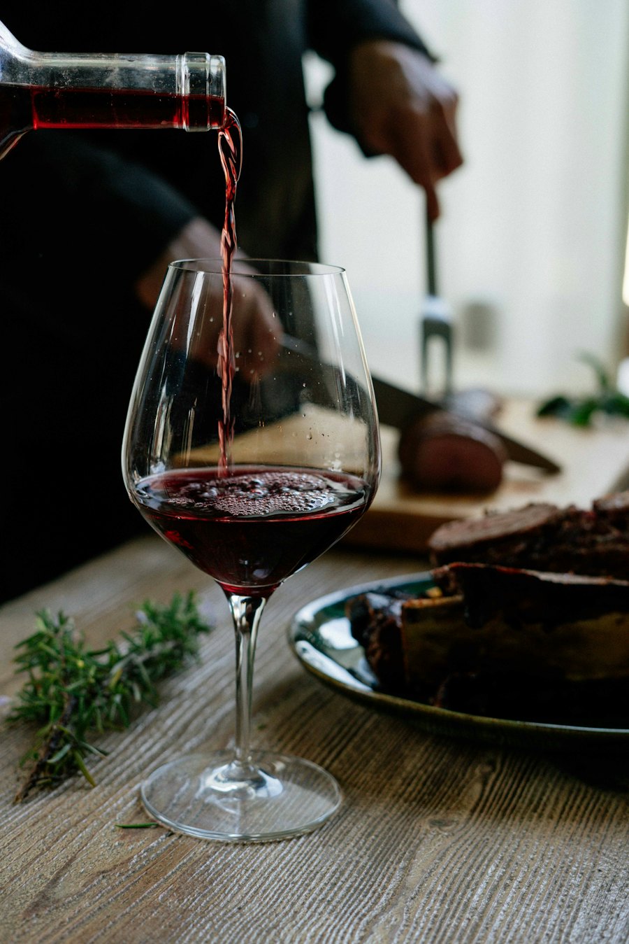 Vin rouge versé dans un verre