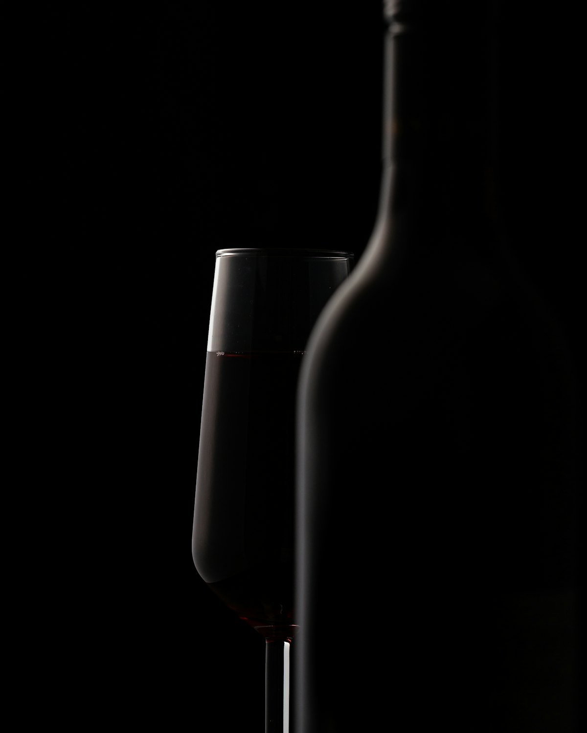 Verre et bouteille dans la pénombre
