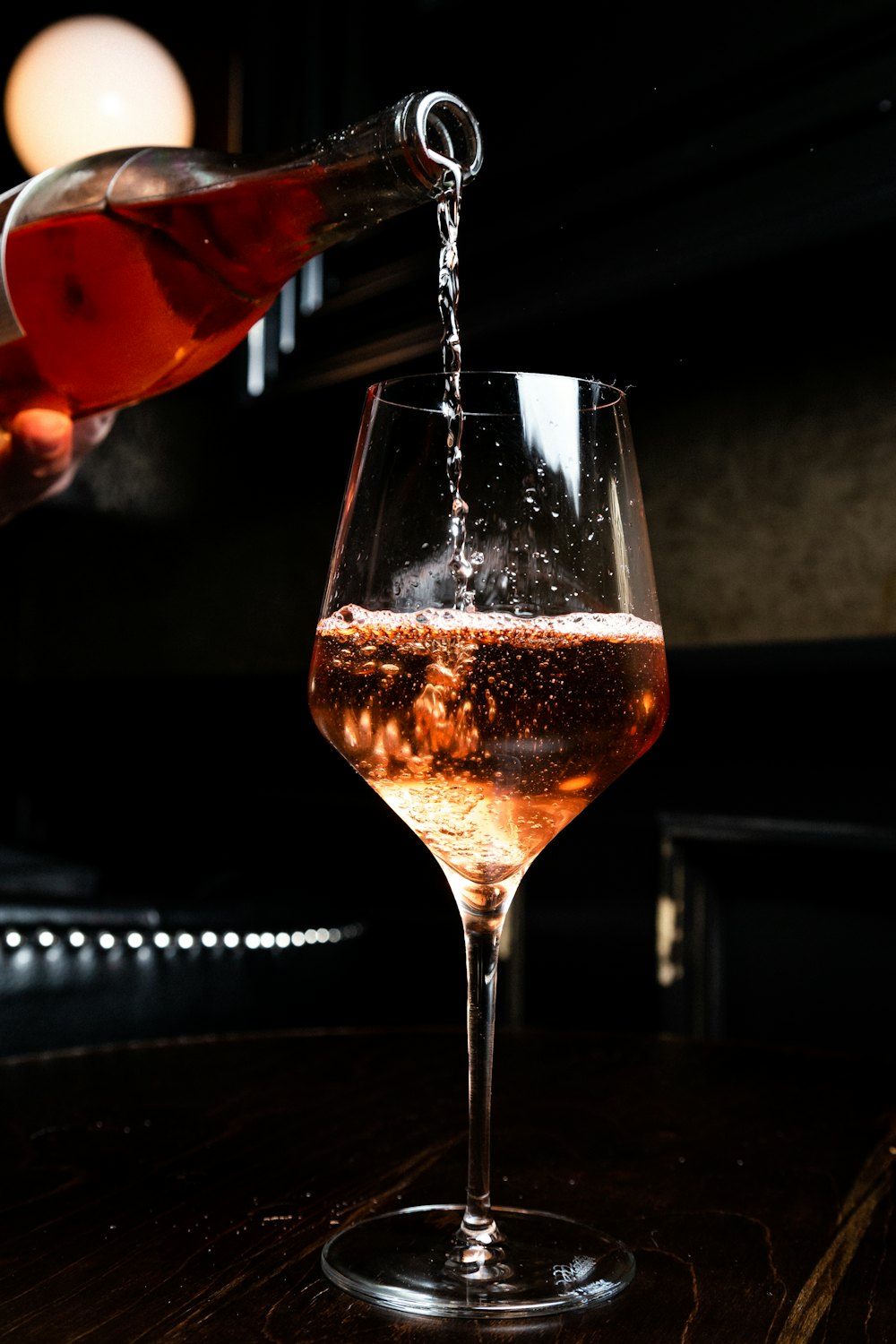 Vin rosé servi dans un verre